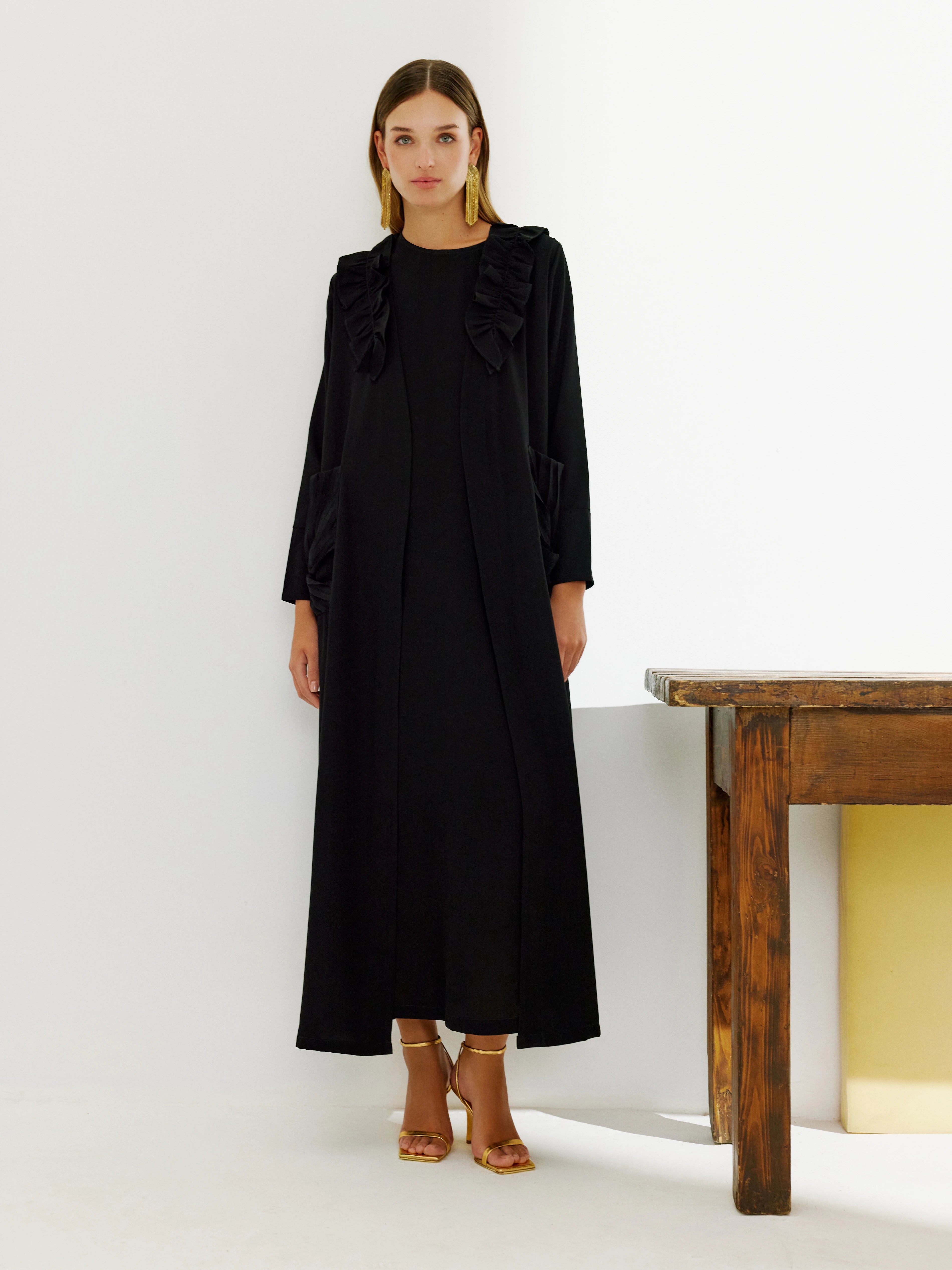 Ruffled Neck Pleated Pockets Abaya (black)